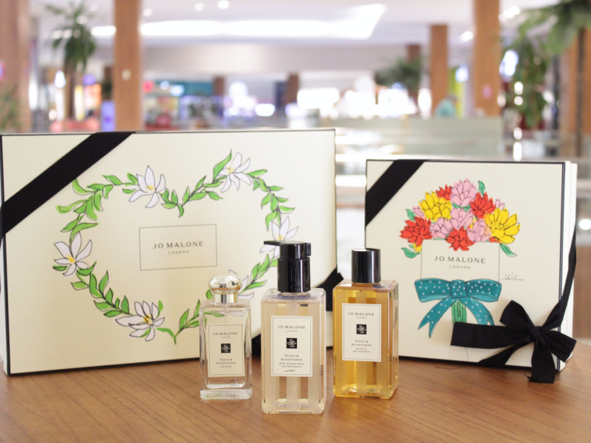 O kit com perfume Peony & Blush Suede, sabonete e óleo corporal por R$ 2.440.
