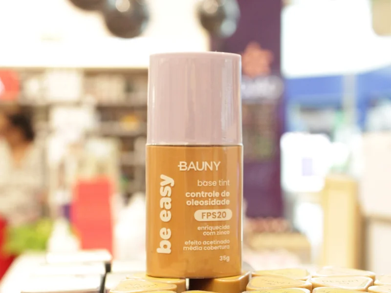 Frasco de base líquida Bauny be easy base tint controle de oleosidade FPS20 enriquecida com zinco e efeito acetinado.