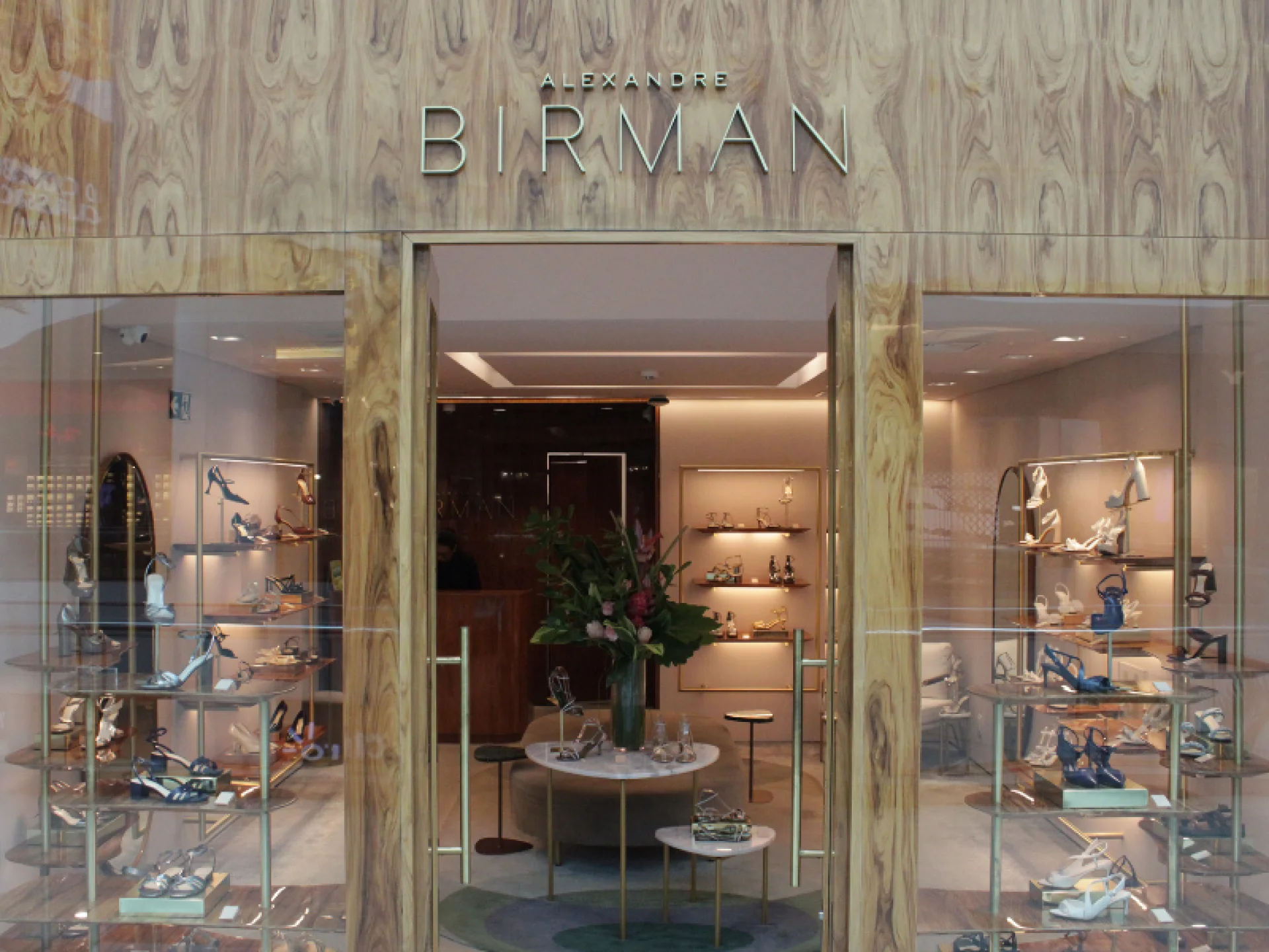 A imagem mostra a fachada elegante da loja Alexandre Birman.