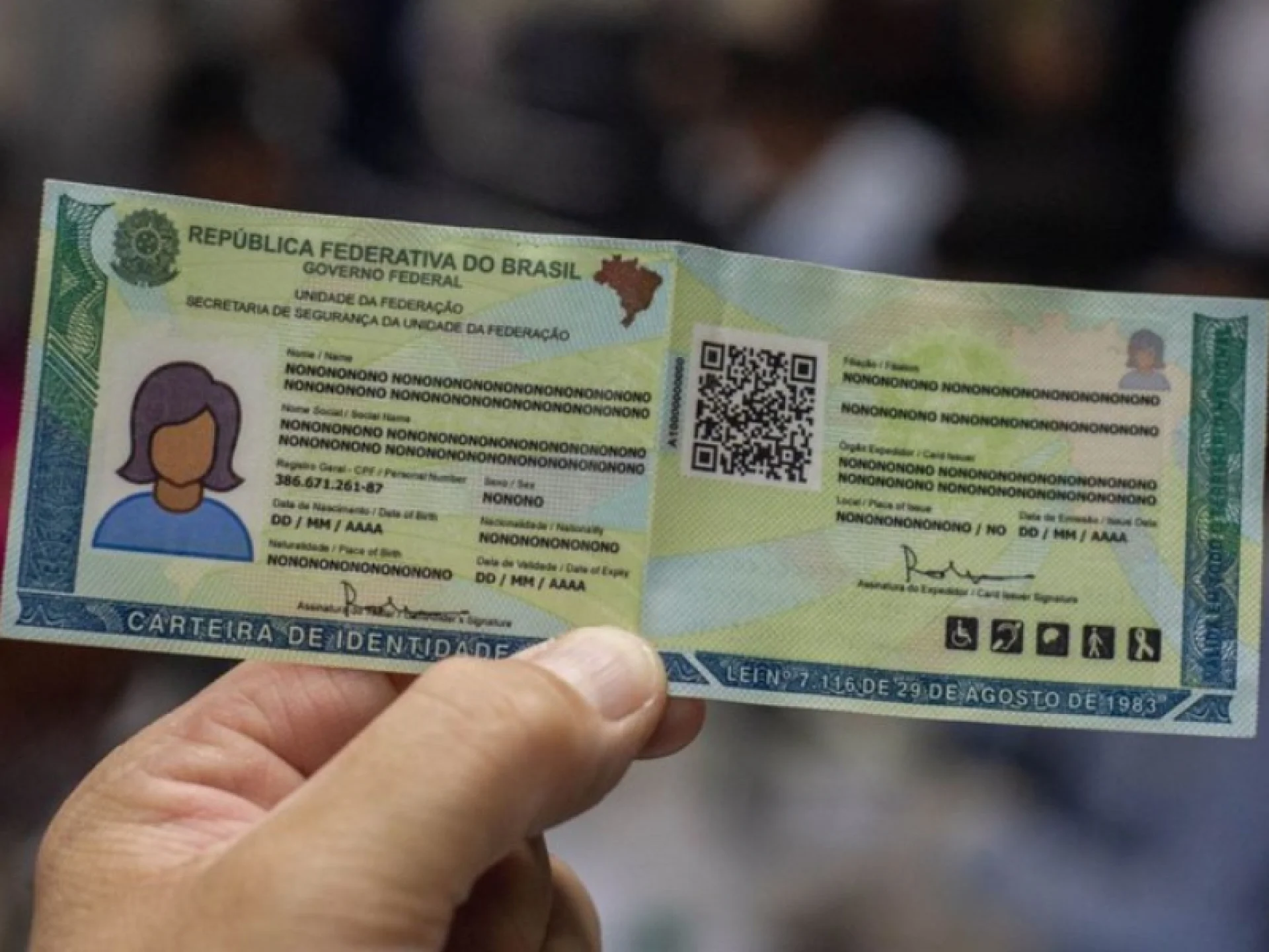Carteira de Identidade Nacional (CIN) segurada por uma mão. Carteira de Identidade Nacional (CIN) segurada por uma mão.
