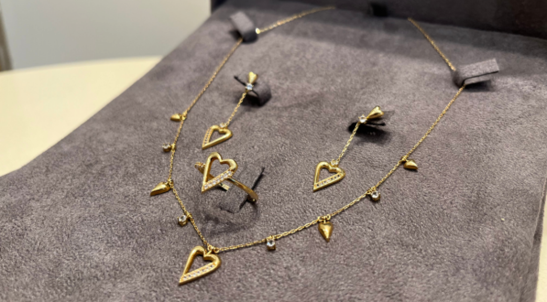 A coleção Romance conta com colar por R$ 6.350, brincos por R$ 2.940 e anel por R$ 1.740 A coleção Romance conta com colar por R$ 6.350, brincos por R$ 2.940 e anel por R$ 1.740