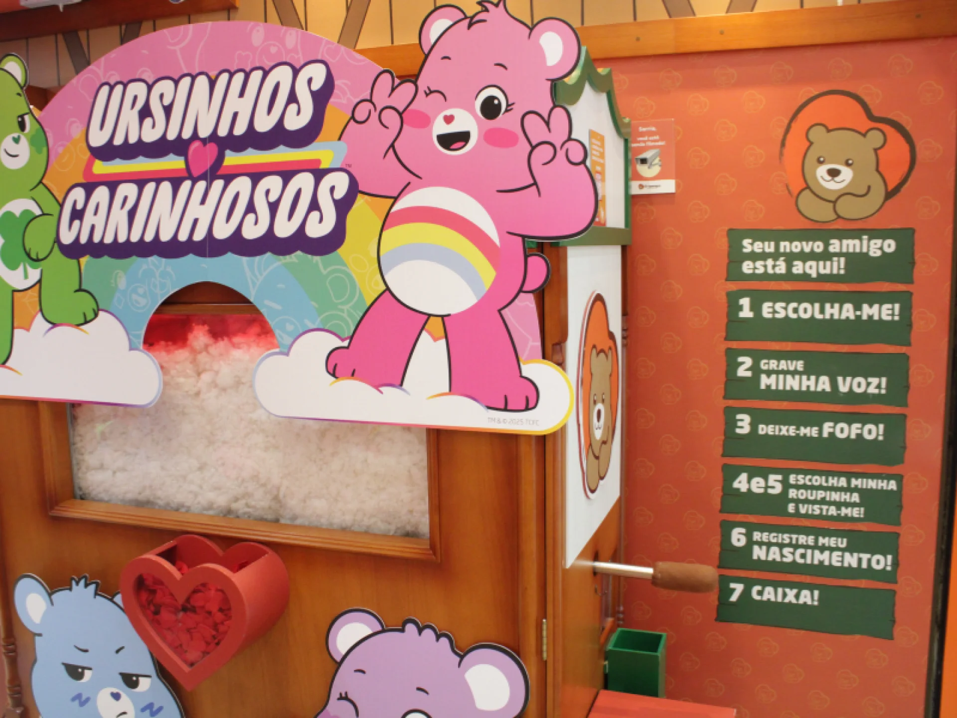 A imagem mostra o painel de instruções que detalha a jornada de criação do novo amigo, incluindo o enchimento e a personalização.