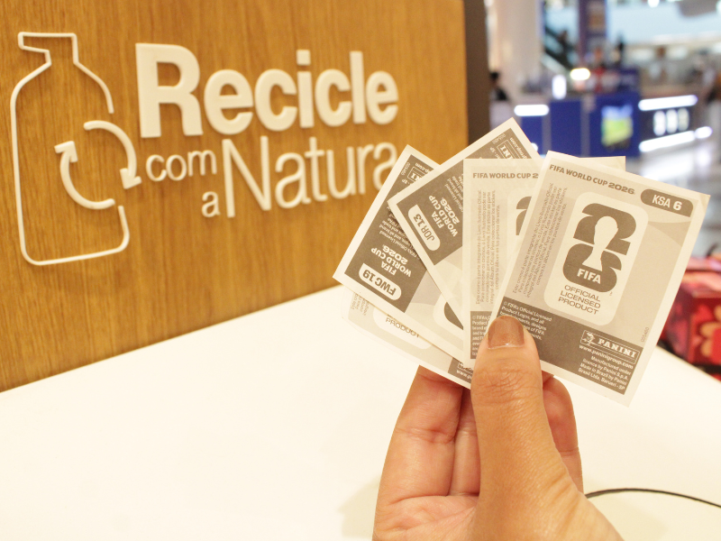 Figurinhas e reciclagem: Natura torna verso das figurinhas em desconto