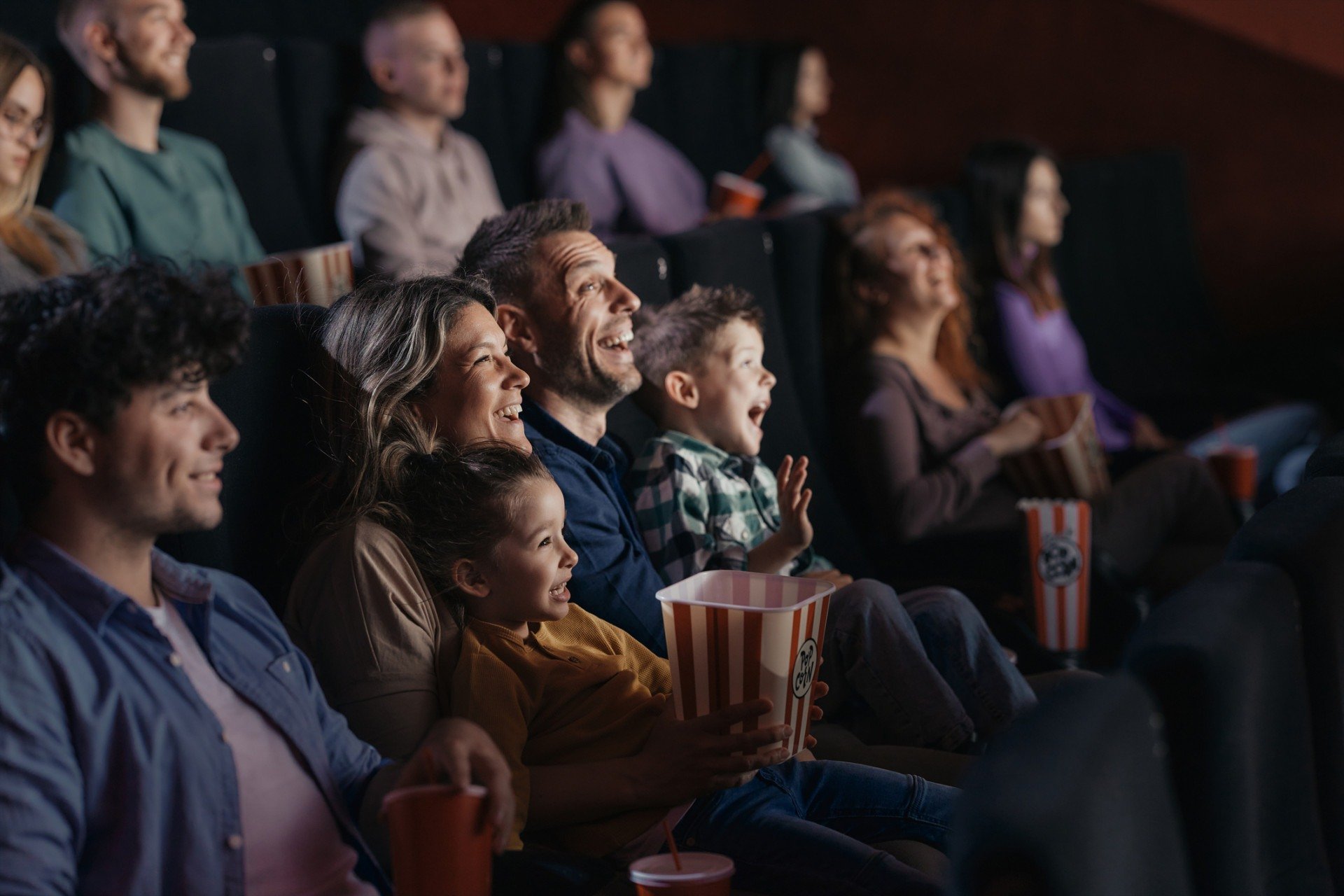 Família curtindo um filme no cinema.