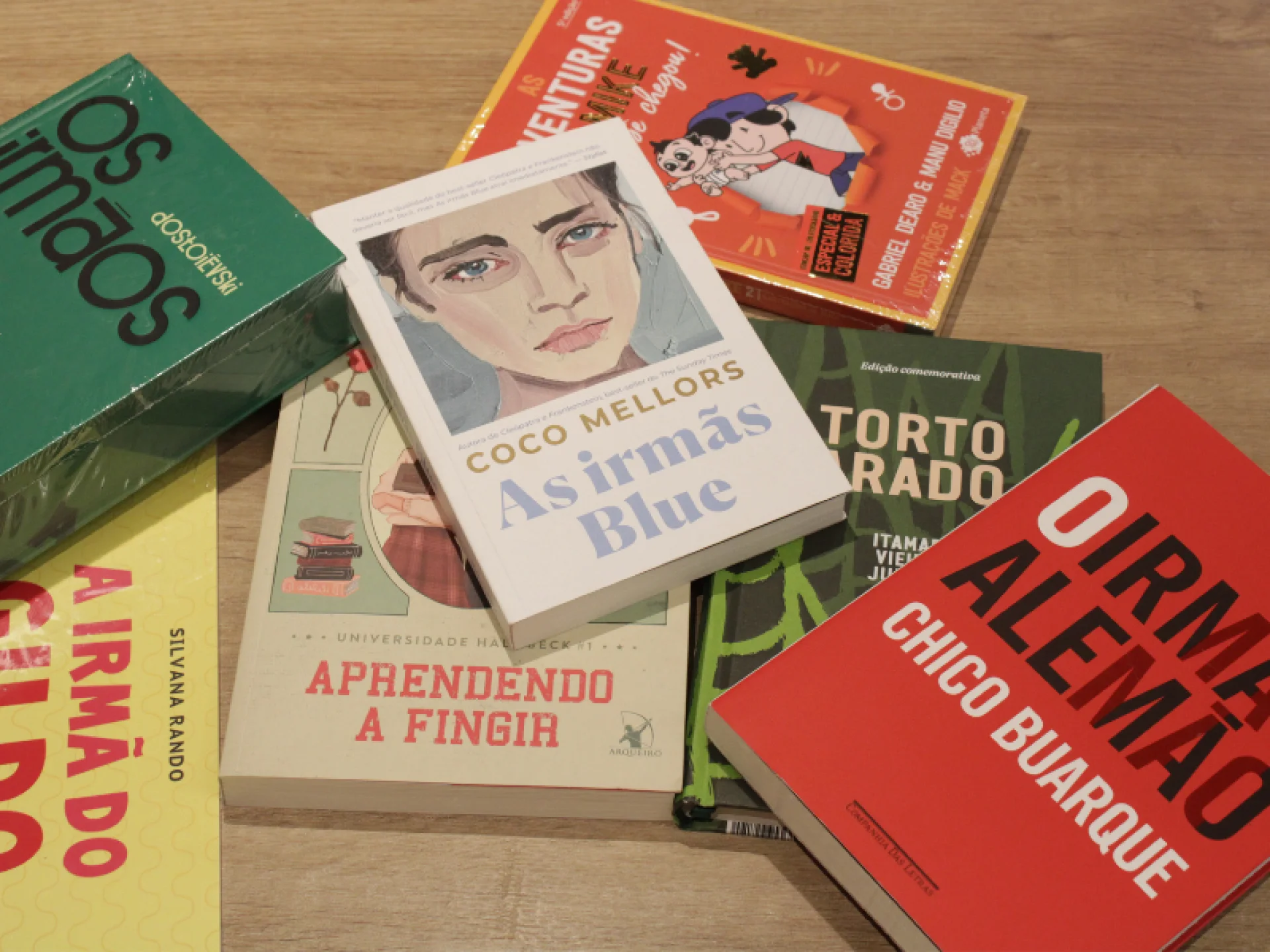 Livros dispostos em uma mesa. Livros dispostos em uma mesa.