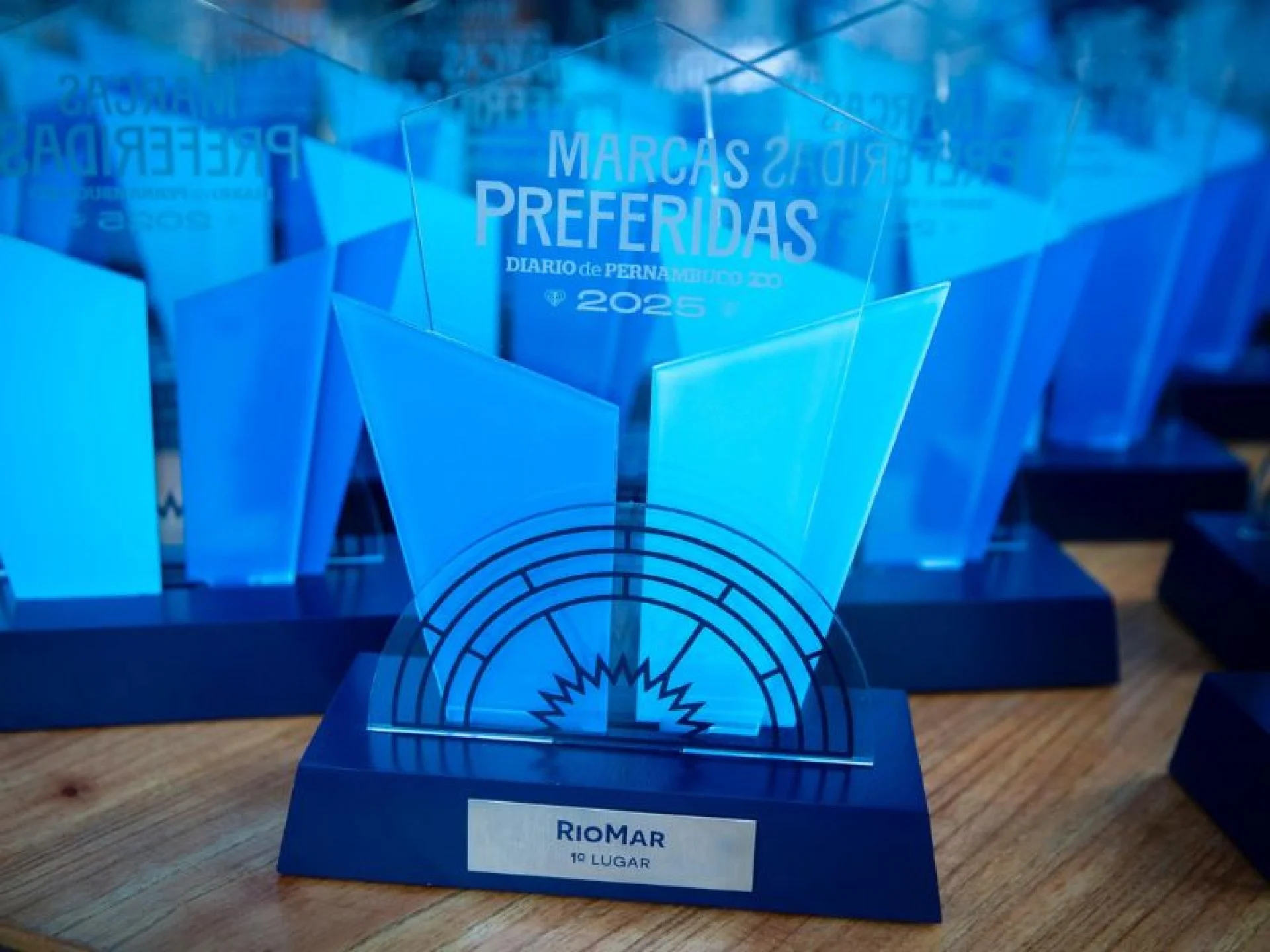 A imagem mostra o troféu do prêmio Marcas Preferidas recebido pelo RioMar Recife do Diario de Pernambuco. A imagem mostra o troféu do prêmio Marcas Preferidas recebido pelo RioMar Recife do Diario de Pernambuco.
