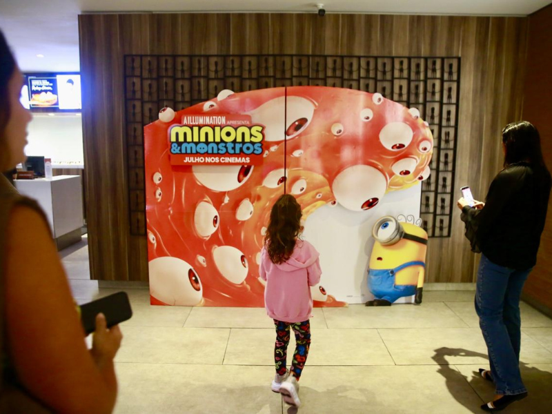 Pré-estreia de Minions e Monstros reúne convidados e clientes do App