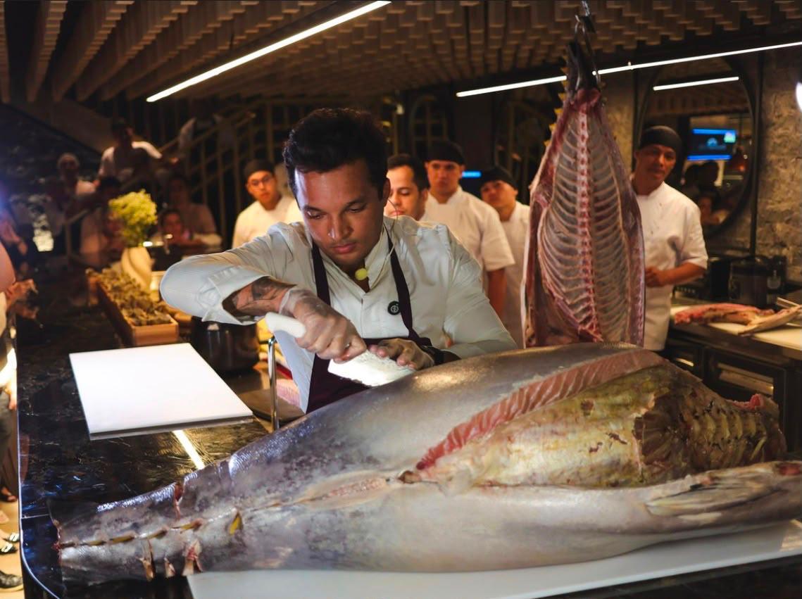 Miss Kõh promove cerimônia japonesa com abertura de atum de 120 kg