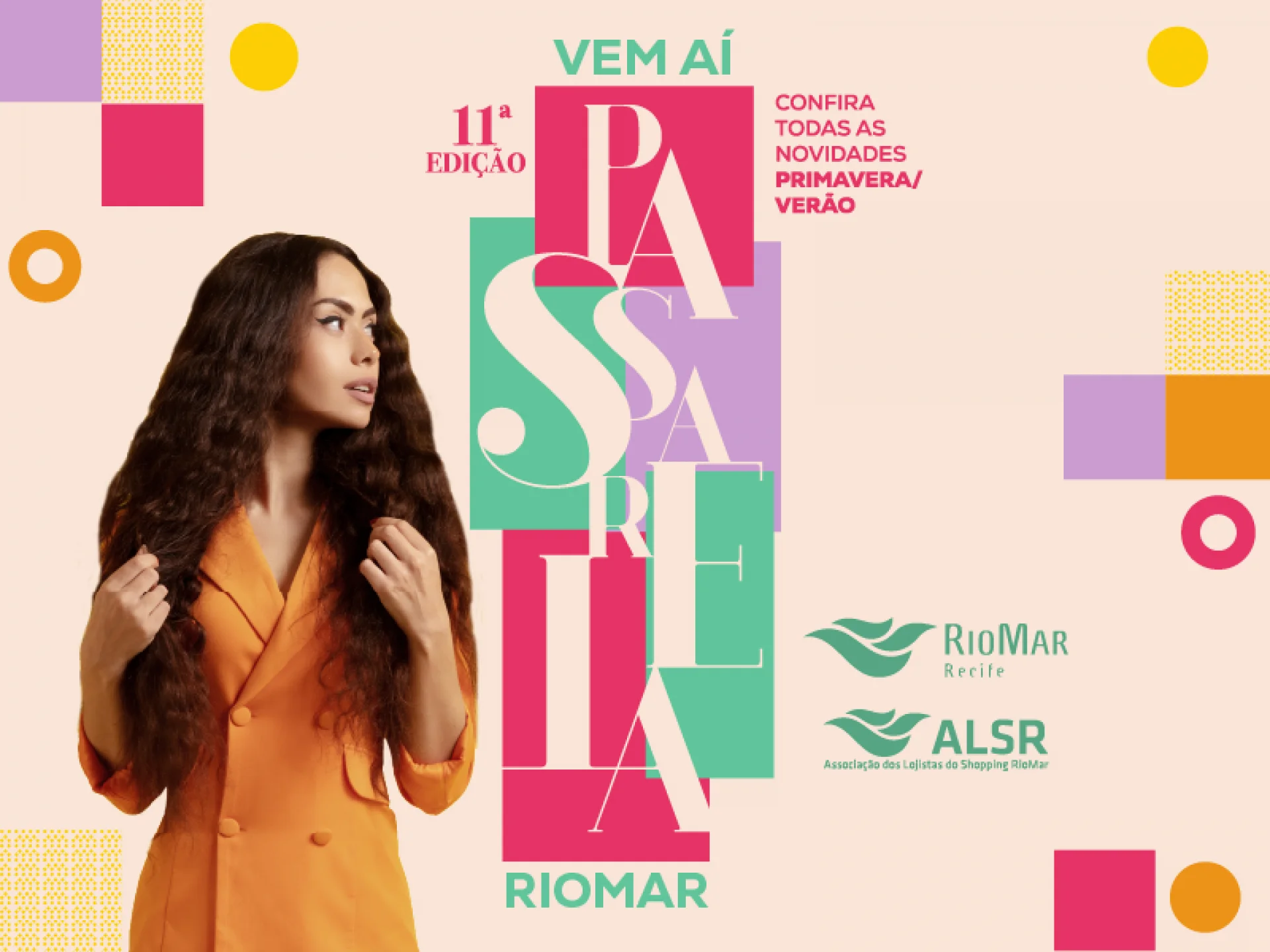 Mulher de cabelos longos e ondulados vestindo um blazer laranja ao lado de formas geométricas coloridas e textos promovendo a 11ª edição do Passarela Riomar, um evento de moda primavera/verão no RioMar Recife.