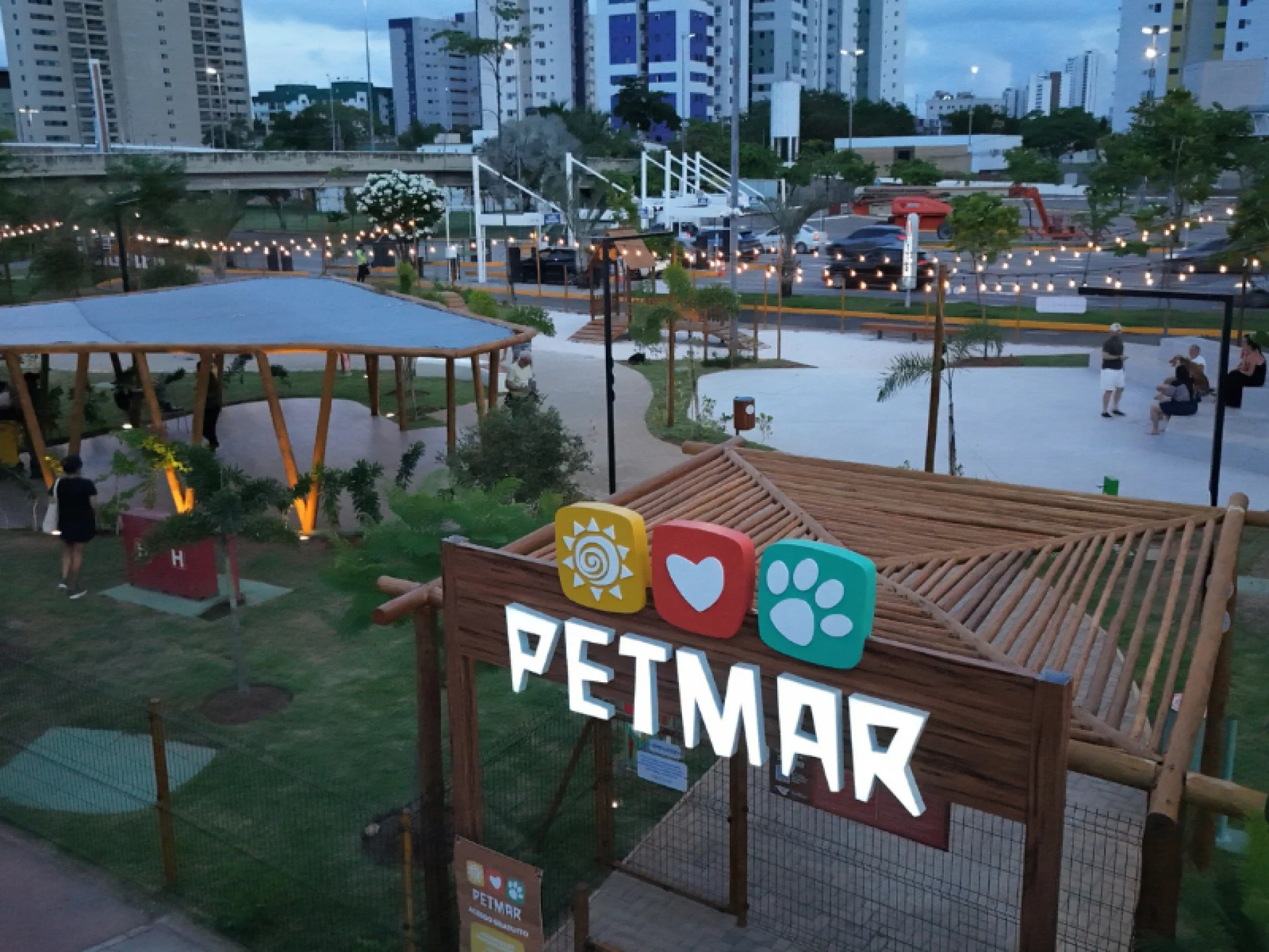 A imagem mostra a vista de cima da entrada do PetMar, o espa&ccedil;o para animais de estima&ccedil;&atilde;o do RioMar Recife