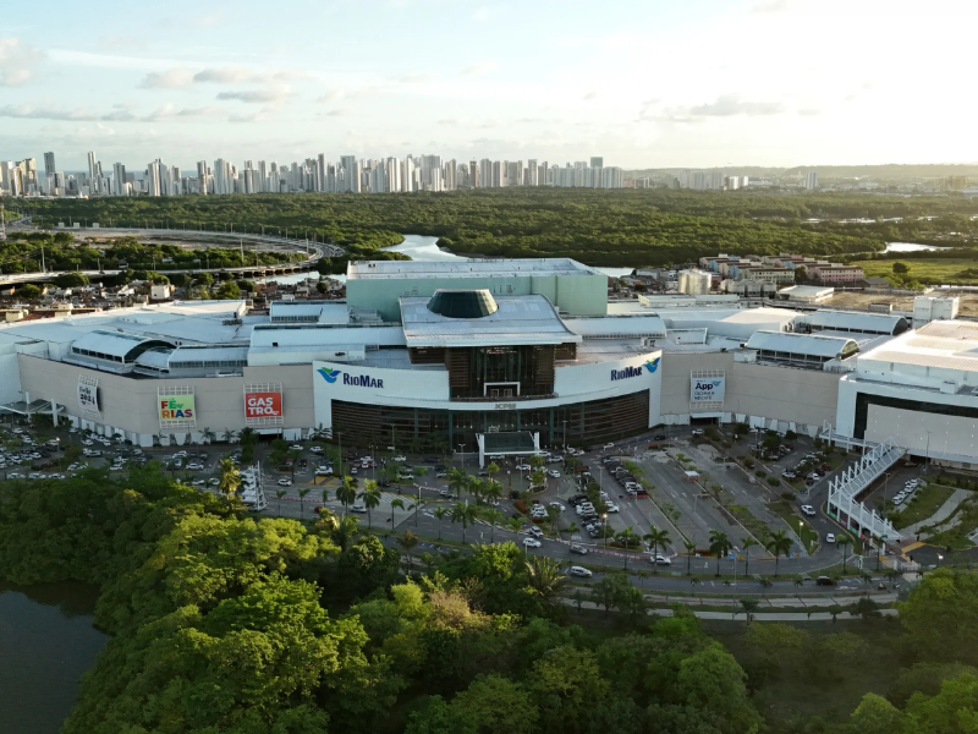 Foto aérea do Shopping RioMar Recife, destacando sua ampla estrutura moderna e estacionamento. Foto aérea do Shopping RioMar Recife, destacando sua ampla estrutura moderna e estacionamento.