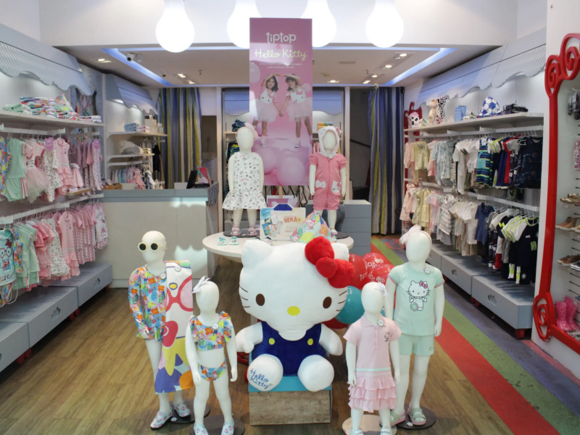 A imagem mostra a loja da Tip Top com a decoração e exposição da coleção Hello Kitty.