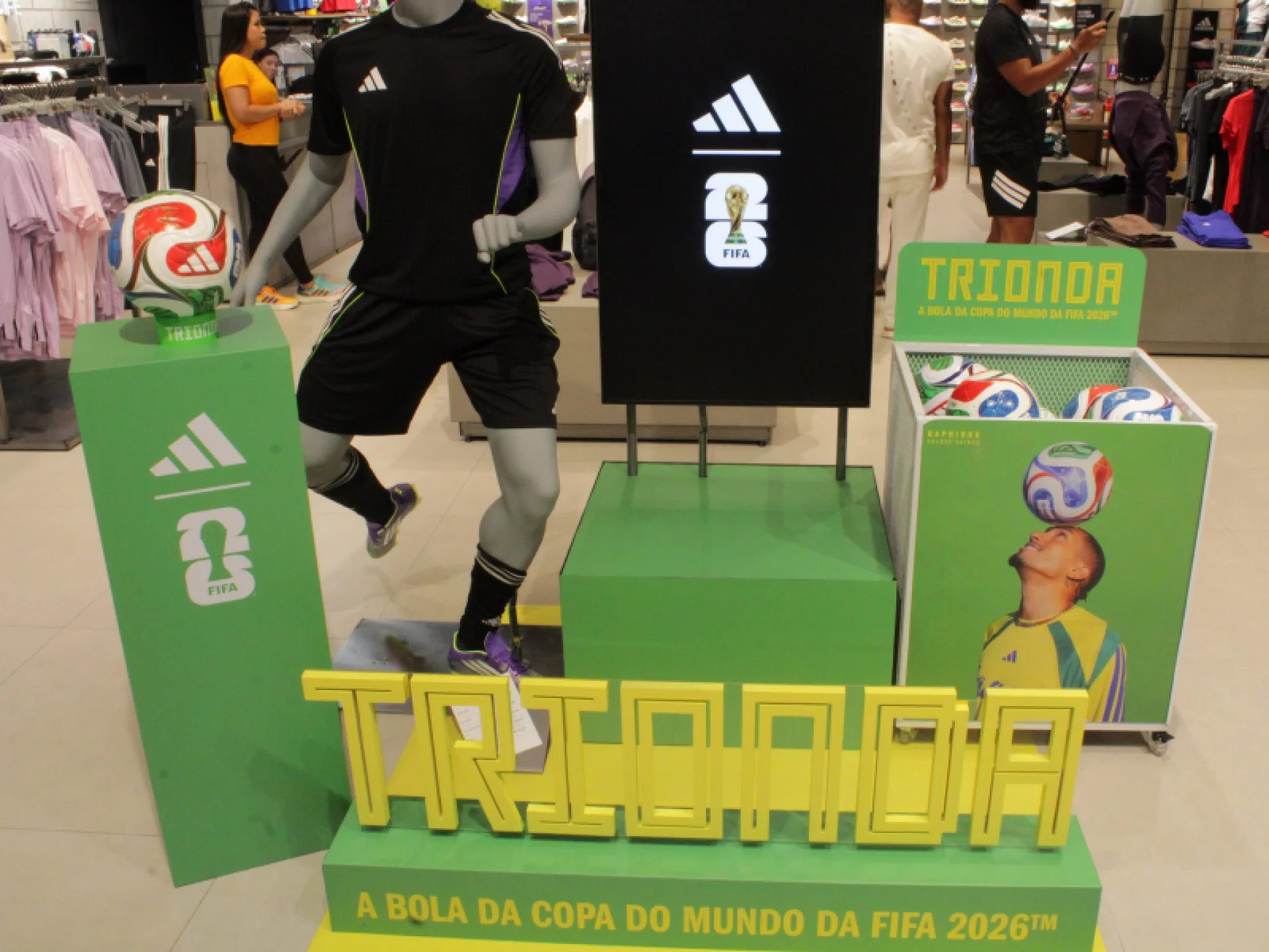 A imagem mostra o letreiro "Trionda" com várias bolas em exposição