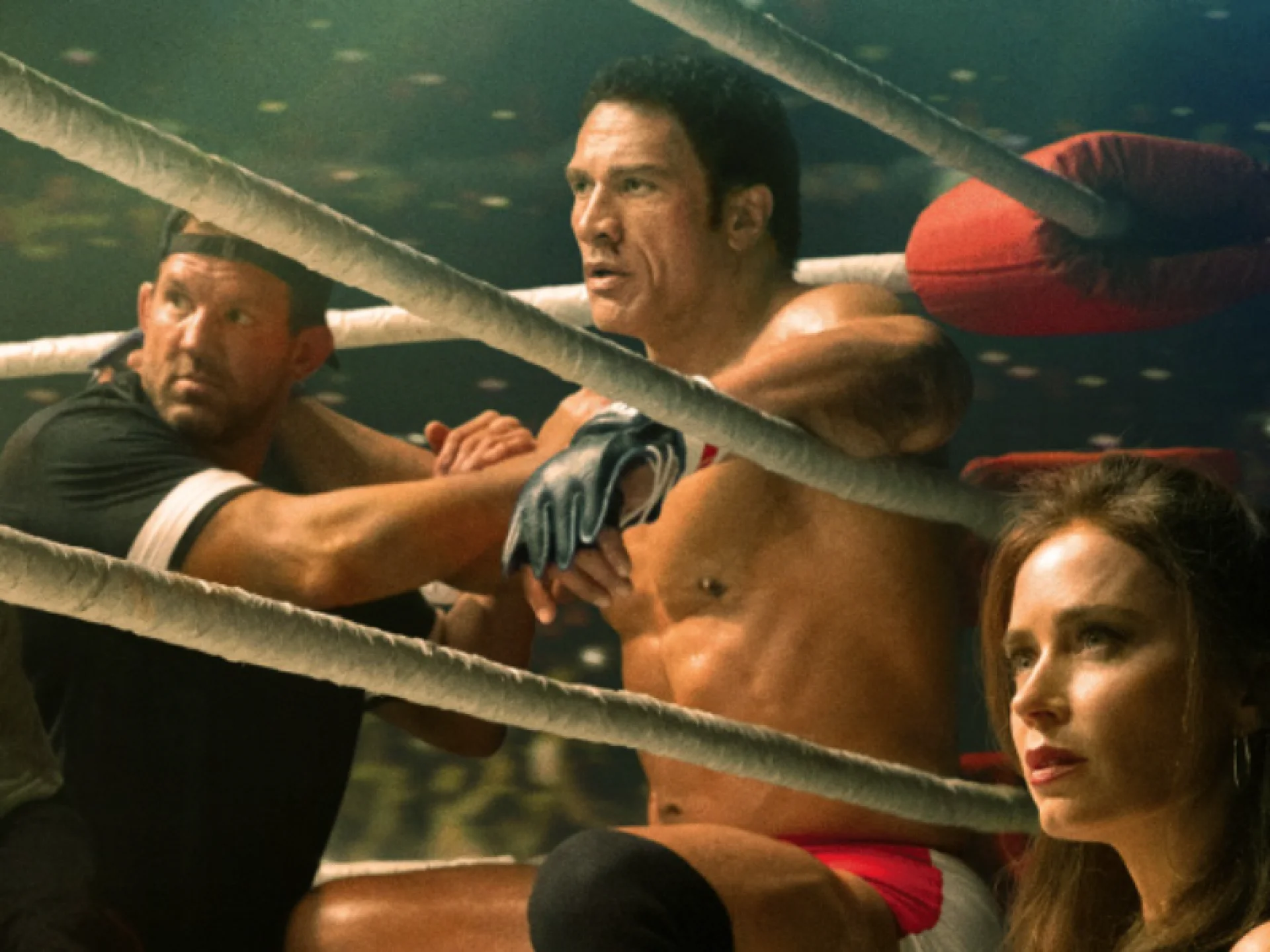 A imagem mostra uma cena do filme "Coração de Lutador", com Dwayne Johnson